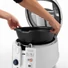 Kép 5/5 - Delonghi F28533.W 1800 W-os forgókosaras olajsütő 1,2 literes tartállyal, 1 kg-os ételkapacitással